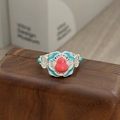 Detail eines Vintage-Rings mit rotem Kürbis-Edelstein und blauem Emaille-Blumenmuster - Rote Kalebasse-Stil (JZ4141A)