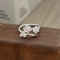 Nahaufnahme von rosa Emaille-Kirschblüten und kleinen Diamanten auf einem silbernen Ring - Kirschblüte Stil (JZ2906A)