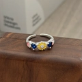 Details des verstellbaren Silberrings mit gelber Gänseblümchen und blauen Herzsteinen - Blaues Herz Gänseblümchen Stil (JZ2066A)