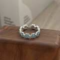 Nahaufnahme von verstellbarem Silberring mit kleinen blau emaillierten Gänseblümchen - Kleines Gänseblümchen Stil (JZ0806A)