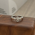 Makroaufnahme des Retro-Rings mit Blumengravur und orangefarbenem Leopardenmuster - Leoparden Kreuzblume Stil (JZ0449A)
