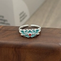 Detail eines Emaille-Blumenrings mit türkisfarbener Füllung und rotem Stein - Schmetterling Wolkenmuster Stil (JZ0166A)