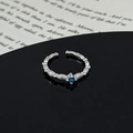 Nahaufnahme silberner verstellbarer Ring mit blauem Zirkon und Blatt-Muster - Blauer Zirkonia Retro Geprägter Stil (JZ0426A)