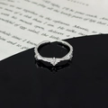 Nahaufnahme verstellbarer Stern-Blatt-Ring mit Zirkon und Gravur auf schwarzem Spiegel - Einzelner Zirkonia Retro Gravierter Musterstil (JZ0515A)
