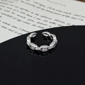 Detailansicht eines silbernen Kettengliedrings mit Zirkon-Stein auf schwarzem Grund - Ovale Gliederkette Zirkonia Stil (JZ2658A)