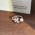 Nahaufnahme eines Silberrings mit Kleeblatt, Zirkonia-Steinen und einer weißen Perle - Kleeblatt Perle Offener Ring (JZ0869A) / Silber