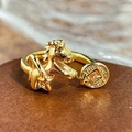 Vista macro de anillo dorado con forma de caballo y un circón cuadrado naranja brillante - Abierto Ajustable / Estilo Caballo y Moneda (JZ2248A)