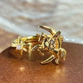 Detalle de anillo vintage dorado con motivos de unicornio luna y estrella con circonitas - Abierto Ajustable