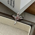 Makroaufnahme von gotischem Silber-Kreuzring mit rotem Emaille-Herz und offenem Band - Einstellbar Offen / Gothic Kreuz Herz Stil(JZ0378A)
