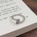 Detail eines überkreuzten Rings mit rosa und lila rechteckigen Zirkoniasteinen - Einstellbar Offen / Bypass-Rechteck-Stil (JZ4372A)