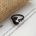 Details eines gotischen schwarzen Rings mit lila Edelstein und rotem Mond - Roter Mond Lila Edelstein Stil (JZ1348A)