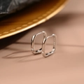 Orecchini quadrati minimalisti in argento con singolo zircone e finitura lucida - Tono Argento EH0081