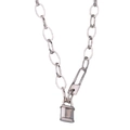 Collier avec pendentif cadenas argenté vintage et chaîne à gros maillons sur blanc - Collier Pendentif Cadenas Argenté (XL0140)