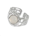 Détail macro de la bague ajustable en argent avec pierre de lune et design organique creux - Style de Gemme Blanc Laiton Creux Irrégulier(JZ0028)