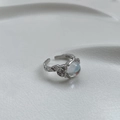 Vue détaillée d'une bague en argent 925 martelé avec une pierre de lune ronde - Style de Gemme Translucide Ronde à Texture Martelée(JZ0088)