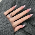 Detailansicht eines silbernen Spiralrings mit funkelnden Zirkonia an der Hand - Einstellbar Offen / Spiralgewickelter Zirkonia Stil (JZ0732)