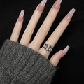 Nahaufnahme eines unregelmäßigen Wellendesign-Silberrings mit Zirkon-Inlay an der Hand - Einstellbar Offen / 3D Wellenstruktur Stil (JZ0736)