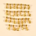 Draufsicht auf 26 goldene Alphabet-Anhänger mit polierter 3D-Metalloberfläche - Buchstabe A / Anhänger Ohne Kette