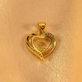 Detailaufnahme von goldenem Herzanhänger mit Buchstabe C und funkelnden Zirkoniasteinen - Buchstabe C Nur Anhänger (Ohne Kette)