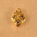 Vista detallada de un colgante de fresa dorado con textura metálica pulida para joyería DIY - Colgante en Forma de Fresa
