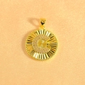 Makroaufnahme: Goldener Sonnenstrahl-Anhänger mit Kristall-Buchstabe C und Perlenrand - Buchstabe C / Gold