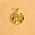 Makroaufnahme des vergoldeten Sonnenstrahl-Anhängers mit Zirkonia-Buchstabe D Detail - Buchstabe D / Gold