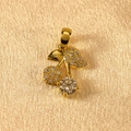 Makroaufnahme von Gold-Kirsch-Anhänger mit Zirkonia auf Champagner-Seidenhintergrund - Kleiner Goldener 3D Weißer Strass-Kirsch-Anhänger
