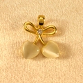 Detailaufnahme des goldenen Schleifen-Kirsch-Anhängers mit herzförmigen Katzenaugen-Steinen - Weißer Katzenaugen-Kirsch-Anhänger