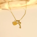 Collier en acier inoxydable doré avec pendentifs cœur et clé minimalistes sur chaîne fine - Style Clé Cœur / 45+5cm
