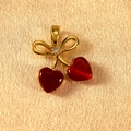 Süßer Kirsch-Anhänger mit roten Herz-Edelsteinen und goldener Schleife mit Zirkon - Roter Katzenaugen-Kirsch-Anhänger