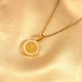 Detailaufnahme des goldenen St. Benedikt Medaillon-Anhängers mit Perlmutt-Inlay auf Seide - Gold