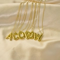 Detail von 3D-Bubble-Buchstabenanhängern in Gold auf luxuriöser Champagner-Seide - Buchstabe A (Mit Kette)