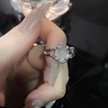 Vue macro d'une bague en métal liquide argenté sertie d'une grande opale ovale - Style Irrégulier en Métal Liquide (JZ1605)