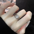Détail macro d'une bague pierre de lune style lave argentée avec texture métal liquide - Style de Lignes Irrégulières de Lave (JZ1622)