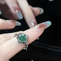Anillo de plata estilo metal líquido con piedra de jade verde sobre la mano - Estilo de Textura de Lava Irregular (JZ1969)