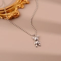 Detailansicht der Teddybär-Halskette mit Gravur auf elegantem Seidenhintergrund - Bären-Perlenketten Stil (XL0102)