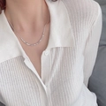 Nahaufnahme der funkelnden Silberperlenkette getragen mit einem weißen Streifenshirt - Geometrische Schlüsselbeinkette Mit Silbernen Perlen (XL0369)
