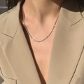 Funkelnde silberne Sternenstaub-Halskette getragen zu einem khakifarbenen Blazer - Exquisite Funkelnde Zirkonia-Halskette (XL334)