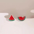 Wassermelonen-Ohrstecker in leuchtendem Rot und Grün mit Emaille-Goldbeschichtung - Ohrstecker / bunt