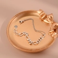 Elegante S925 Sterlingsilber Halskette mit Spleißkette in Silber auf goldenem Tablett - Armband / Silber
