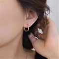 Orecchino geometrico a forma di U in oro francese con una piccola pietra di zircone - Huggie a forma di U con Zirconia / Tono Oro EH0081