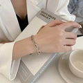 Bracciale minimalista a doppio strato in argento con maglie ovali sul polso di una donna - Stile Catena a Giunzione (SL0116)
