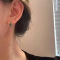 Orecchino a cerchio vintage in argento con onice nera sfaccettata e incisioni retrò - Zirconia Nera EH0132