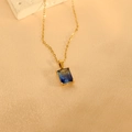 Nahaufnahme eines blau verlaufenden rechteckigen Edelsteinanhängers an Goldkette - 45+5cm / Verlauf Blau