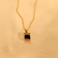 Detailansicht eines rechteckigen schwarzen Edelsteinanhängers an einer Goldkette auf Seide - 45+5cm / Schwarz