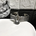 Detailaufnahme von Adler-Armspange mit Retro-Federtextur und Vintage-Finish - Adler Stil (JZ2357)