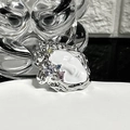 Vista macro de broche de rostro abstracto con circonitas de colores y marco de plata - Estilo de Relieve de Rostro Artístico(JZ2381)