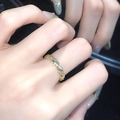 Details eines goldfarbenen Kordelrings mit Pavé-Besatz und eleganter Spiegelreflexion - Goldene Welle Zirkonia Stil (JZ2268)
