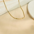 Collier élégant chaîne serpent dorée pour femme au design minimaliste en acier inoxydable - Type standard
