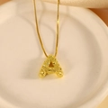 Elegante goldene Halskette mit einem strukturierten Buchstaben A Anhänger an einer Kette - Halskette A / 40+5cm